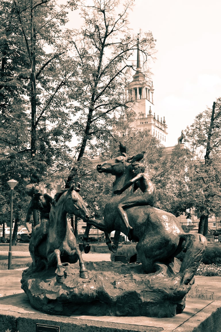 Скульптура «Купание лошадей»
