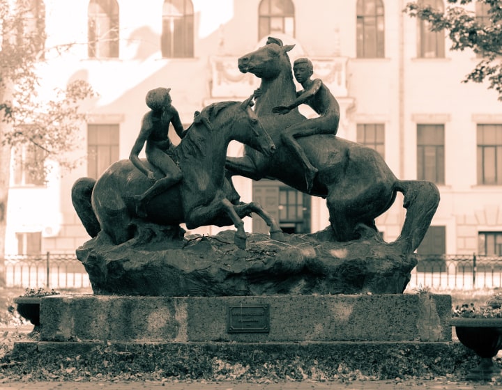 Скульптура «Купание лошадей» (Центральный московский ипподром)